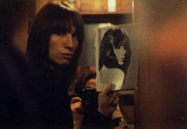 Terry Bozzio con la foto di Punky Meadows (dal libretto del CD “Zappa in New York”)