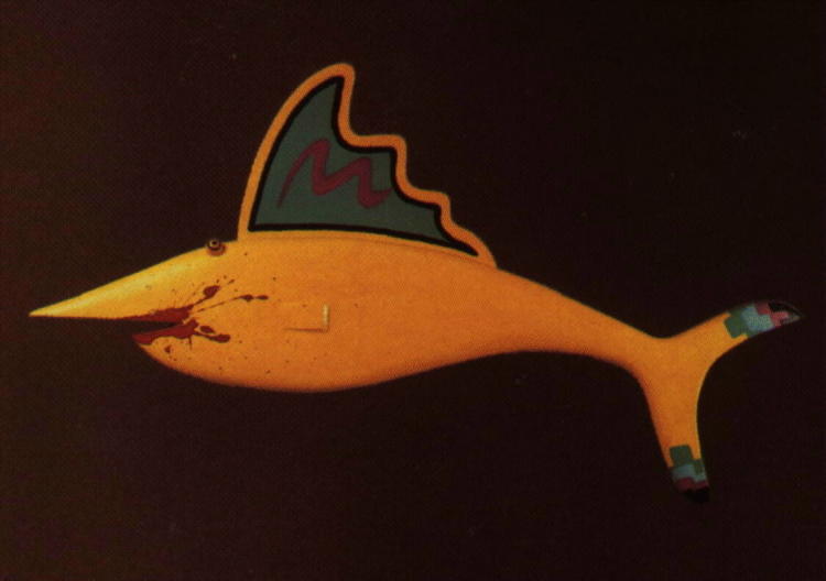 Le Requin Jaune sculpté par Mark Beam sur une planche de surf