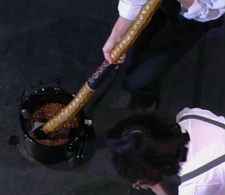 Le didgeridoo dans un crachoir plein d’eau et de vermiculite